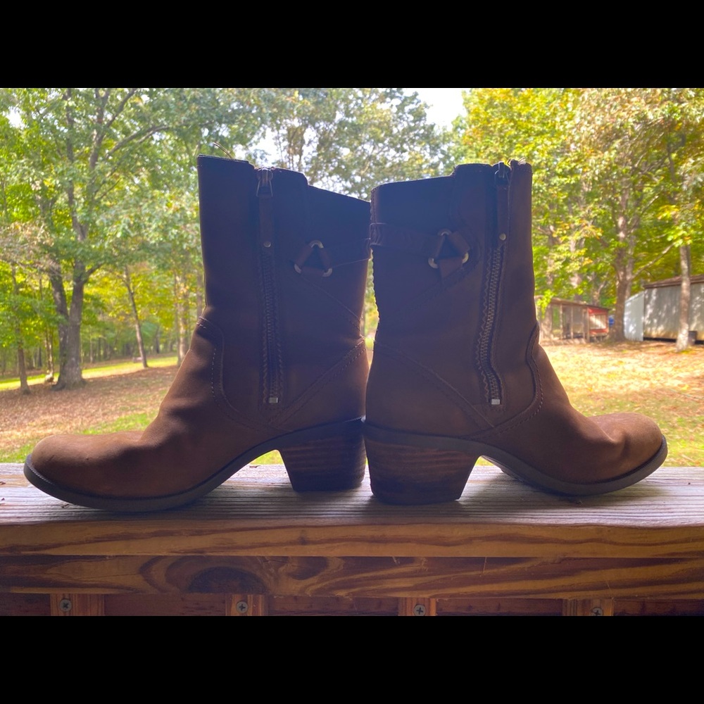Teva Women’s mid-calf brown boots
